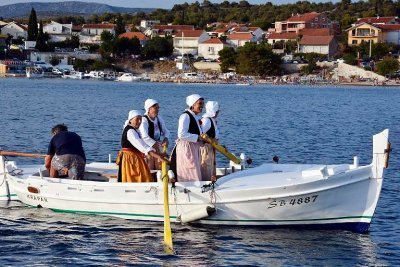 Výlučně ženská veslařská regata na ostrově Krapanj